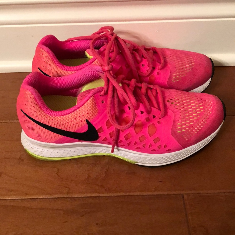 Women’s Nike Pegasus - Picture 3 of 4